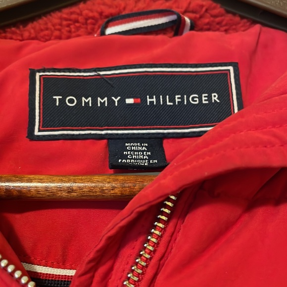 Get ready for snow with this fur hooded red puffer coat. Tommy Hilfiger size M - Picture 2 of 9